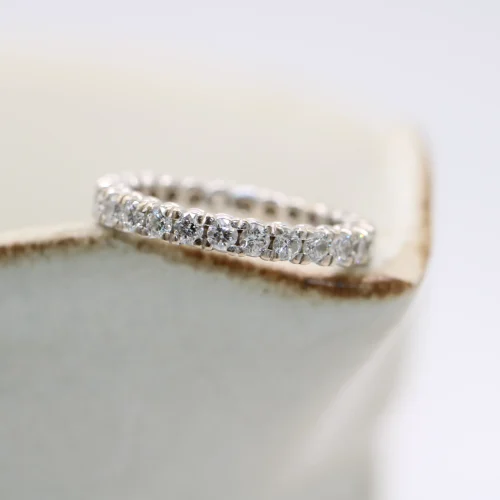 Alianza entera de oro blanco 18k con 26 diamantes talla brillante G/VS de 1.15ct totales