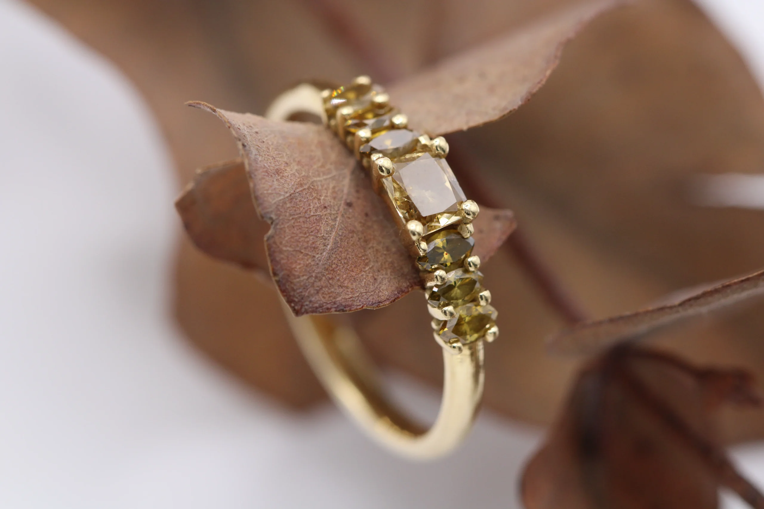 Anillo media alianza de oro amarillo 18k con diamantes marrones cognac en tallas mixtas engastados en garras