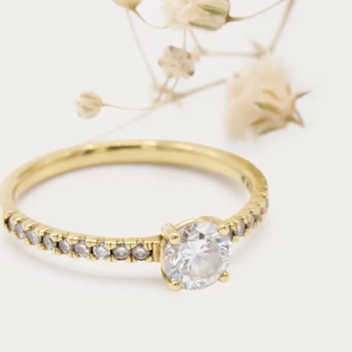 Anillo solitario de oro amarillo 18k con diamante central de 0.34ct y 18 diamantes en pavé en el brazo
