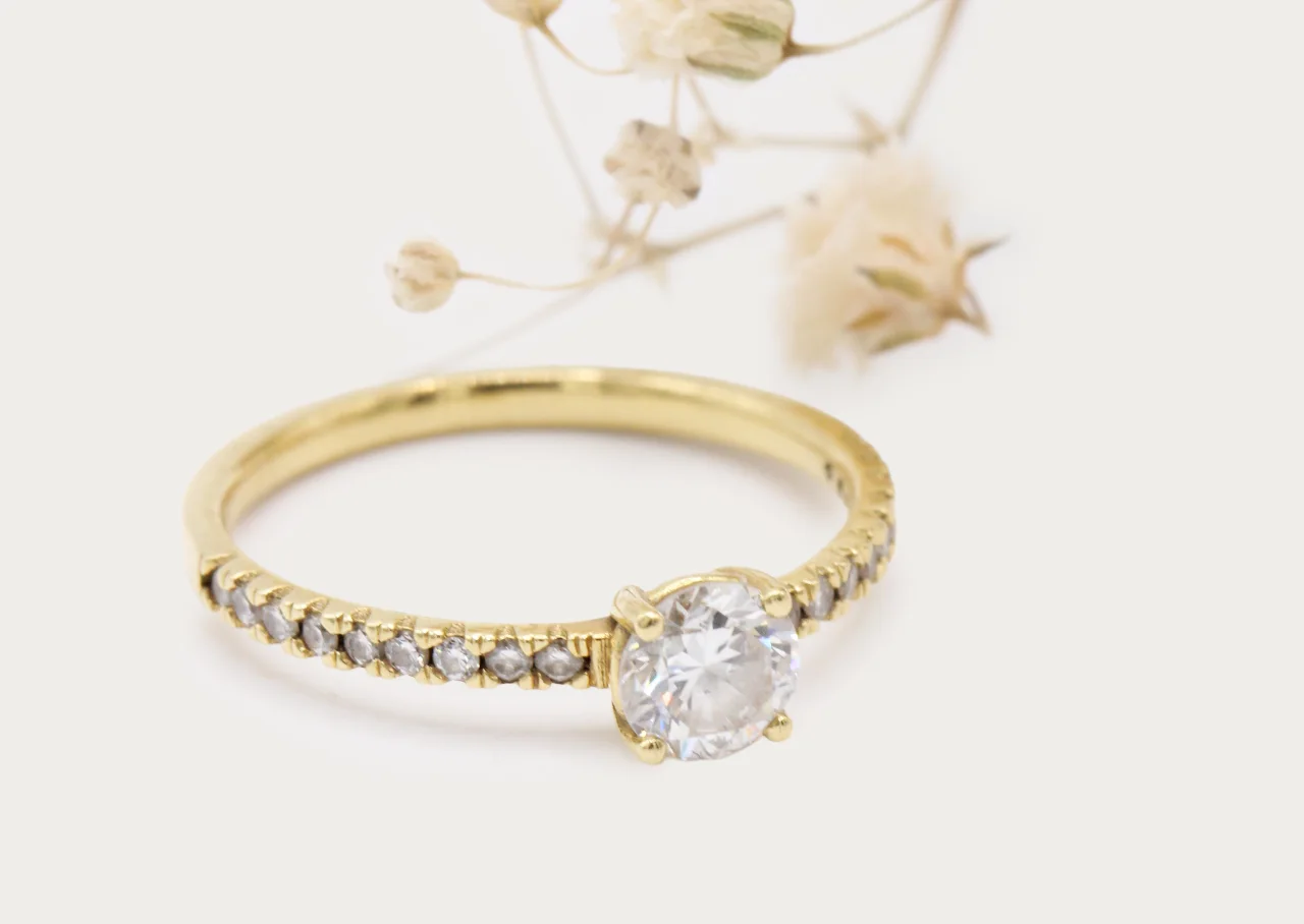anillo-oro-amarillo-18k-diamante-034ct-pave (2) Anillo solitario de oro amarillo 18k con diamante central de 0.34ct y 18 diamantes en pavé en el brazo