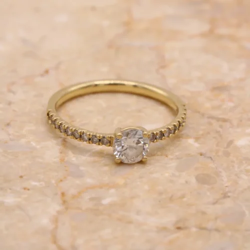 Anillo solitario de oro amarillo 18k con diamante central de 0.34ct y 18 diamantes en pavé en el brazo