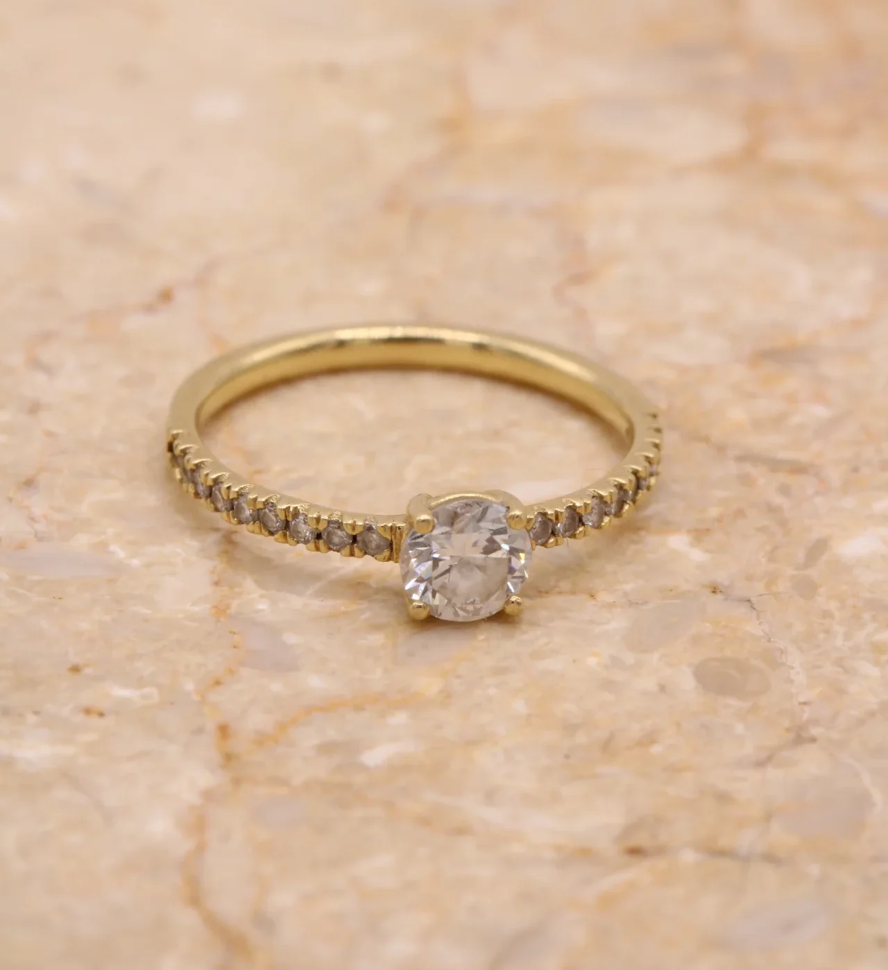 anillo-oro-amarillo-18k-diamante-034ct-pave (3) Anillo solitario de oro amarillo 18k con diamante central de 0.34ct y 18 diamantes en pavé en el brazo