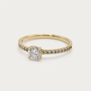 Anillo solitario de oro amarillo 18k con diamante central de 0.34ct y 18 diamantes en pavé en el brazo