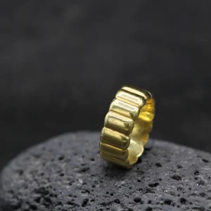 Anillo banda ancha de oro amarillo 9k con textura acanalada artesanal de 6.6 gramos
