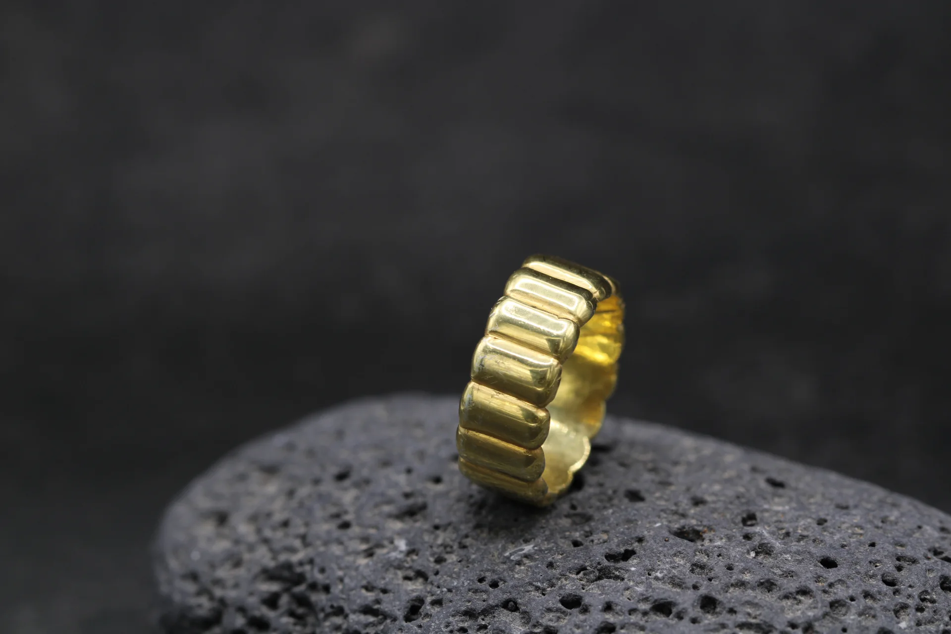 anillo-oro-amarillo-9k-banda-textura-acanalada (2) Anillo banda ancha de oro amarillo 9k con textura acanalada artesanal de 6.6 gramos