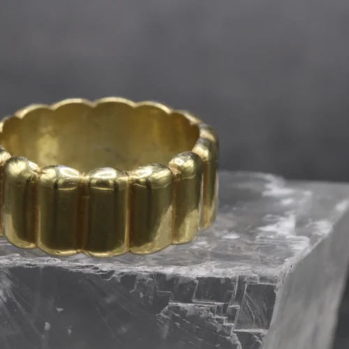 Anillo banda ancha de oro amarillo 9k con textura acanalada artesanal de 6.6 gramos