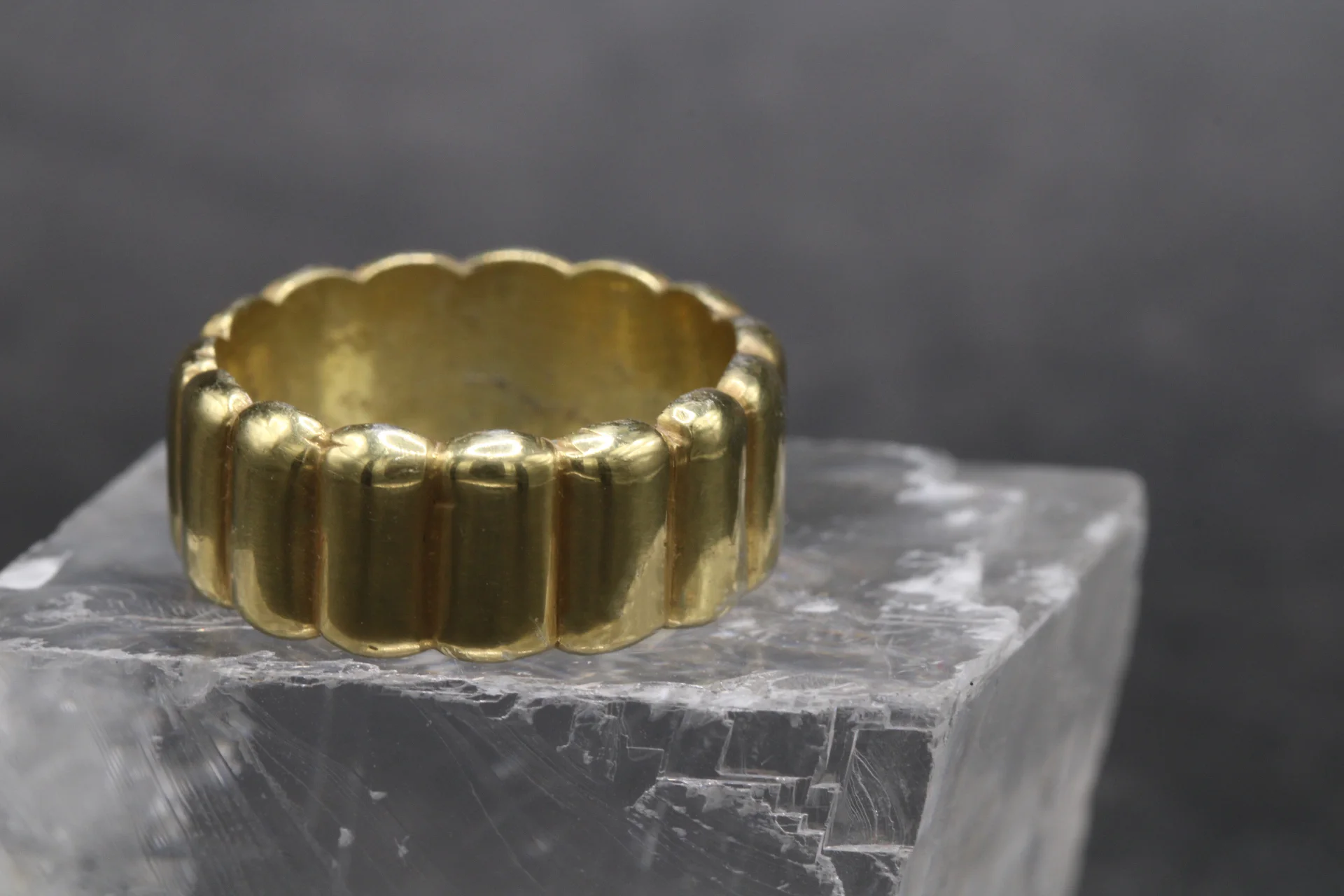 anillo-oro-amarillo-9k-banda-textura-acanalada (4) Anillo banda ancha de oro amarillo 9k con textura acanalada artesanal de 6.6 gramos