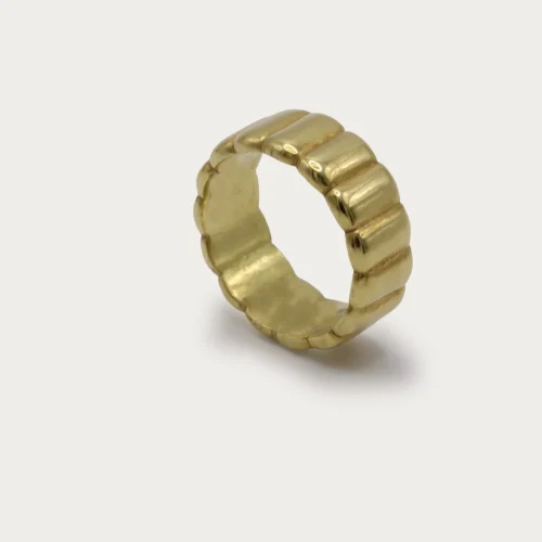 Anillo banda ancha de oro amarillo 9k con textura acanalada artesanal de 6.6 gramos