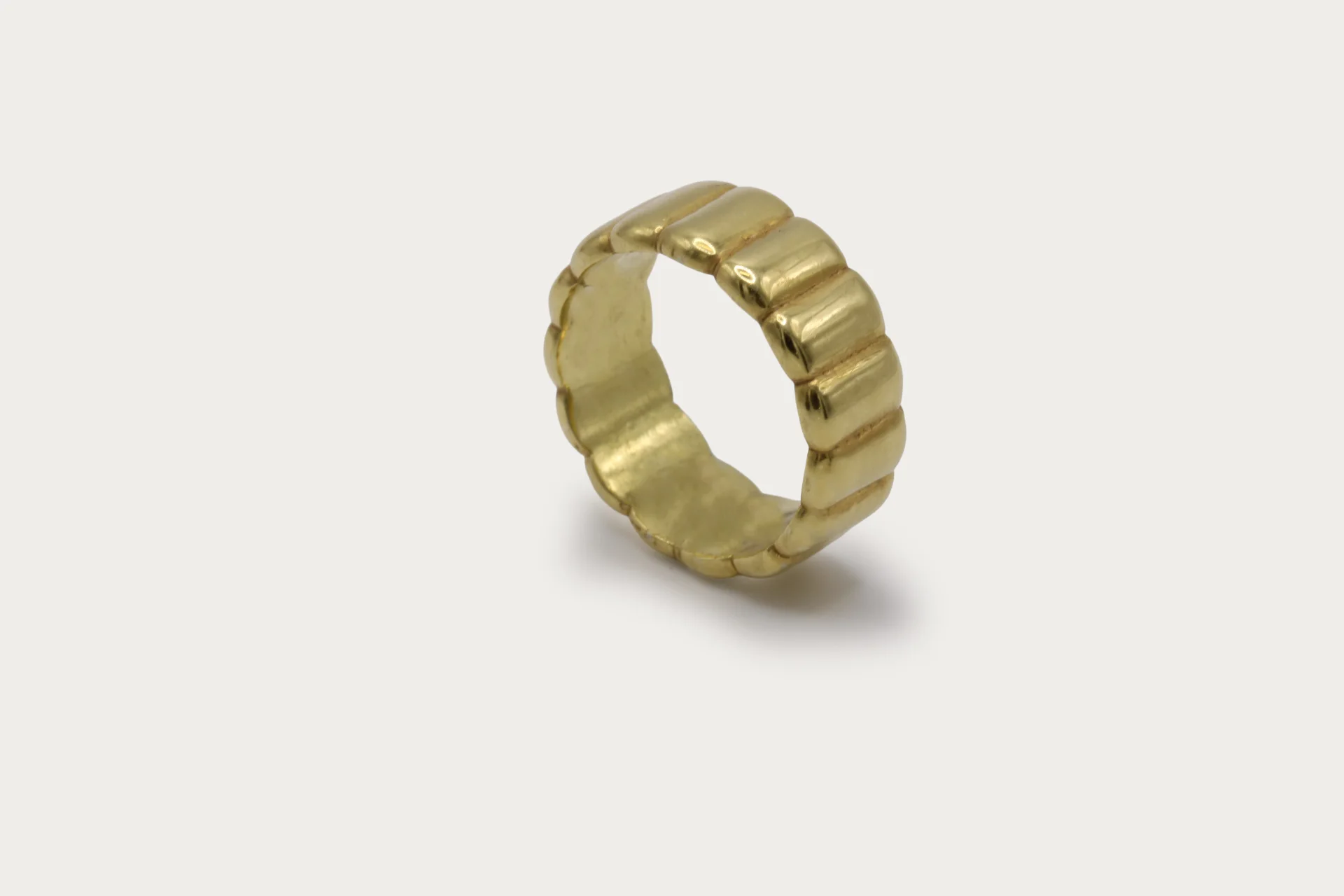 anillo-oro-amarillo-9k-banda-textura-acanalada Anillo banda ancha de oro amarillo 9k con textura acanalada artesanal de 6.6 gramos