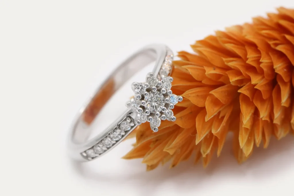 Anillo flor de oro blanco 18k con 9 diamantes talla brillante H/VS y diamantes en el brazo