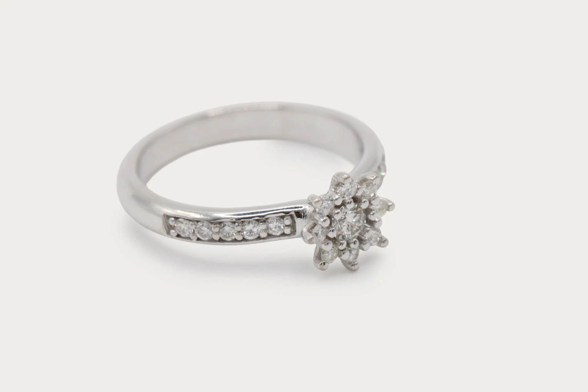 anillo-oro-blanco-18k-flor-diamantes-brillante (2) Anillo flor de oro blanco 18k con 9 diamantes talla brillante H/VS y diamantes en el brazo