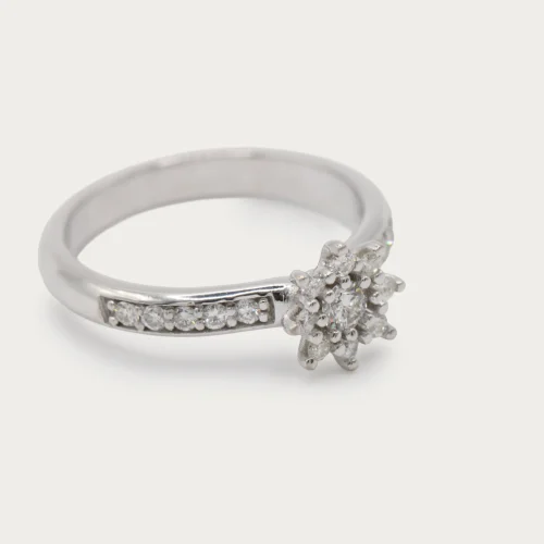 Anillo flor de oro blanco 18k con 9 diamantes talla brillante H/VS y diamantes en el brazo