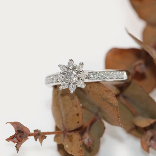 Anillo flor de oro blanco 18k con 9 diamantes talla brillante H/VS y diamantes en el brazo