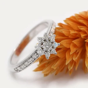 Anillo flor de oro blanco 18k con 9 diamantes talla brillante H/VS y diamantes en el brazo