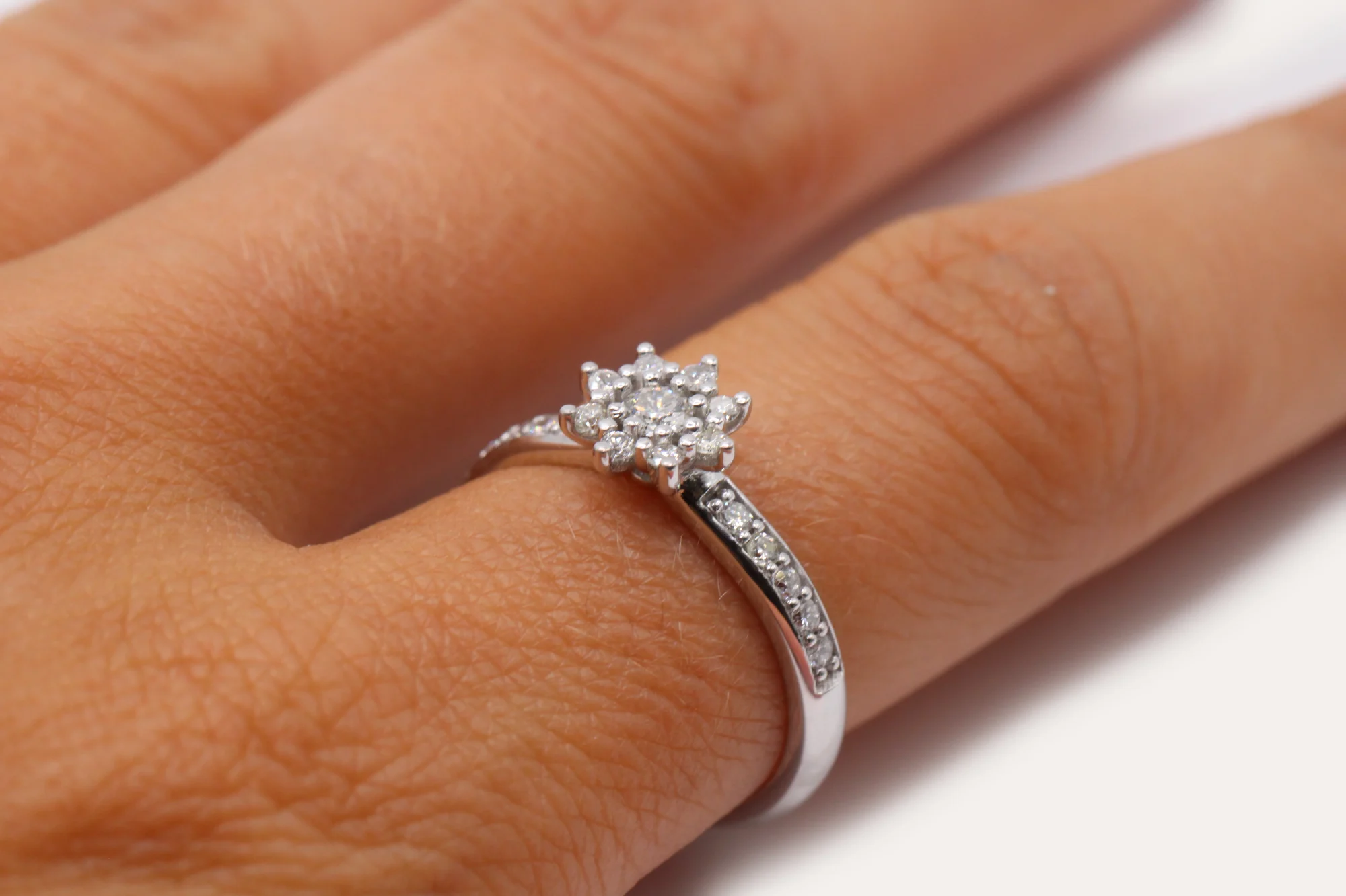 anillo-oro-blanco-18k-flor-diamantes-brillante (4) Anillo flor de oro blanco 18k con 9 diamantes talla brillante H/VS y diamantes en el brazo