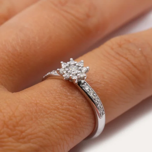 Anillo flor de oro blanco 18k con 9 diamantes talla brillante H/VS y diamantes en el brazo