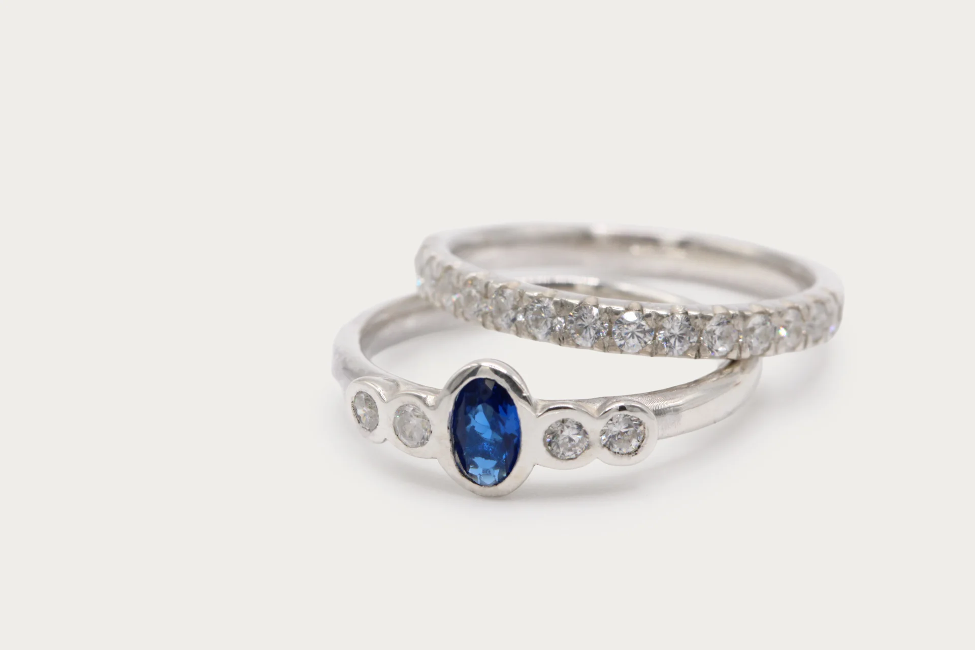 anillo-oro-blanco-18k-zafiro-diamantes-brillante (4) Anillo de oro blanco 18k con zafiro central azul y cuatro diamantes talla brillante G/VS, engaste en bisel