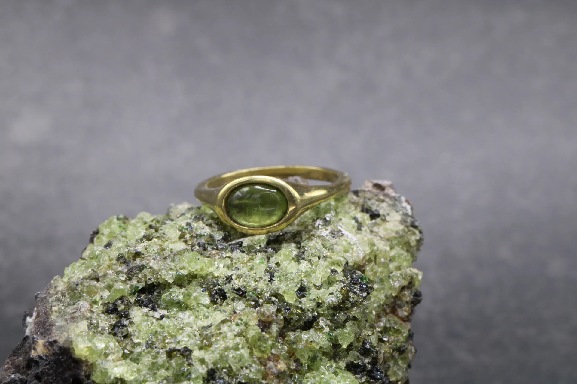 anillo-signet-oro-amarillo-9k-peridoto-oval (2) Anillo signet de oro amarillo 9k con peridoto cabujón oval de 6x4mm engaste integrado