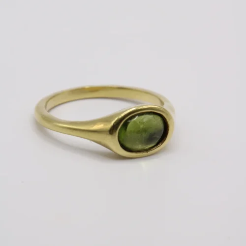 Anillo signet de oro amarillo 9k con peridoto cabujón oval de 6x4mm engaste integrado