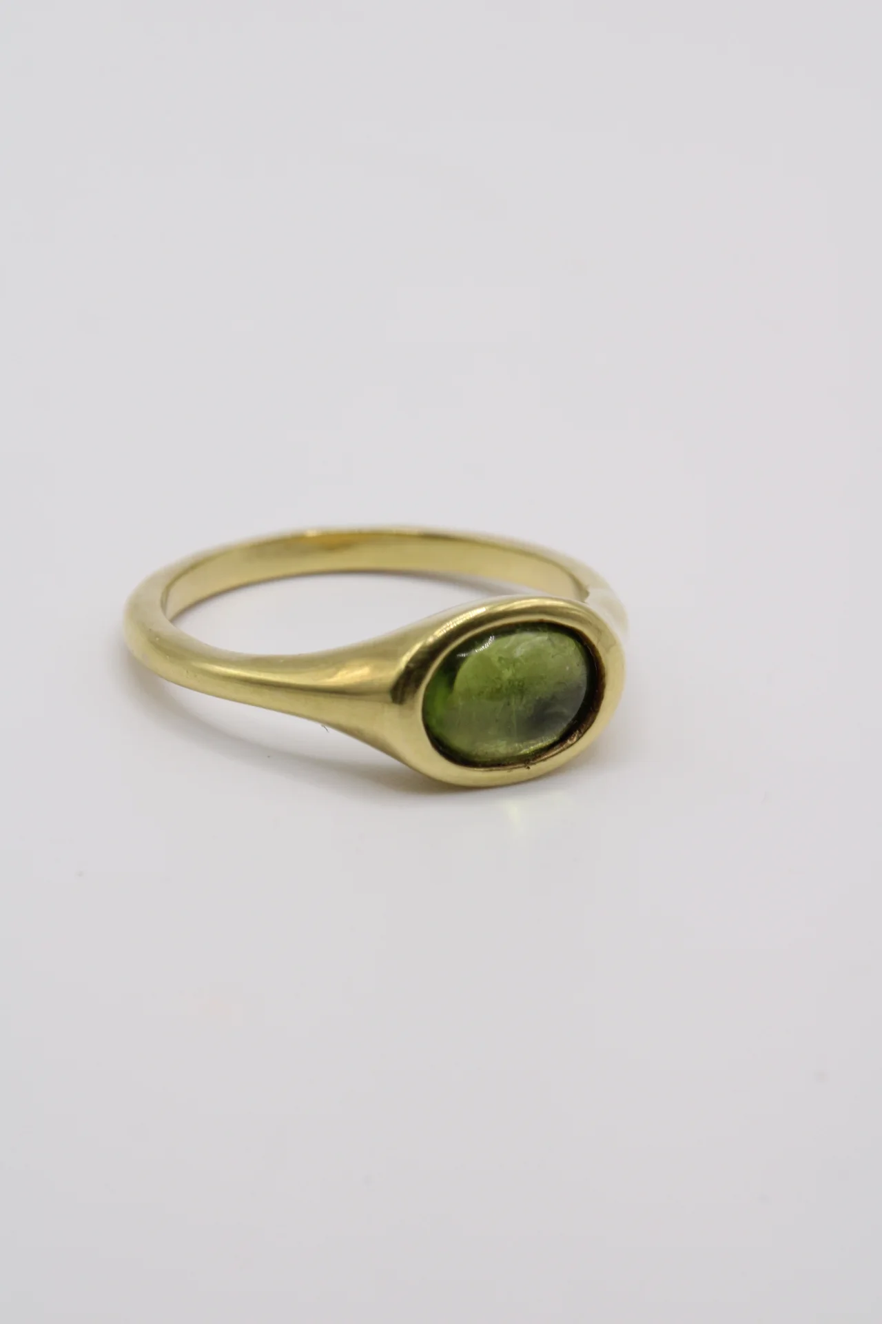 anillo-signet-oro-amarillo-9k-peridoto-oval (3) Anillo signet de oro amarillo 9k con peridoto cabujón oval de 6x4mm engaste integrado