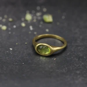Anillo signet de oro amarillo 9k con peridoto cabujón oval de 6x4mm engaste integrado