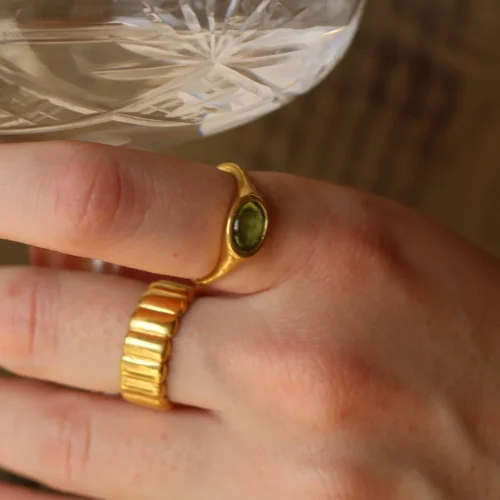 Anillo signet de oro amarillo 9k con peridoto cabujón oval de 6x4mm engaste integrado