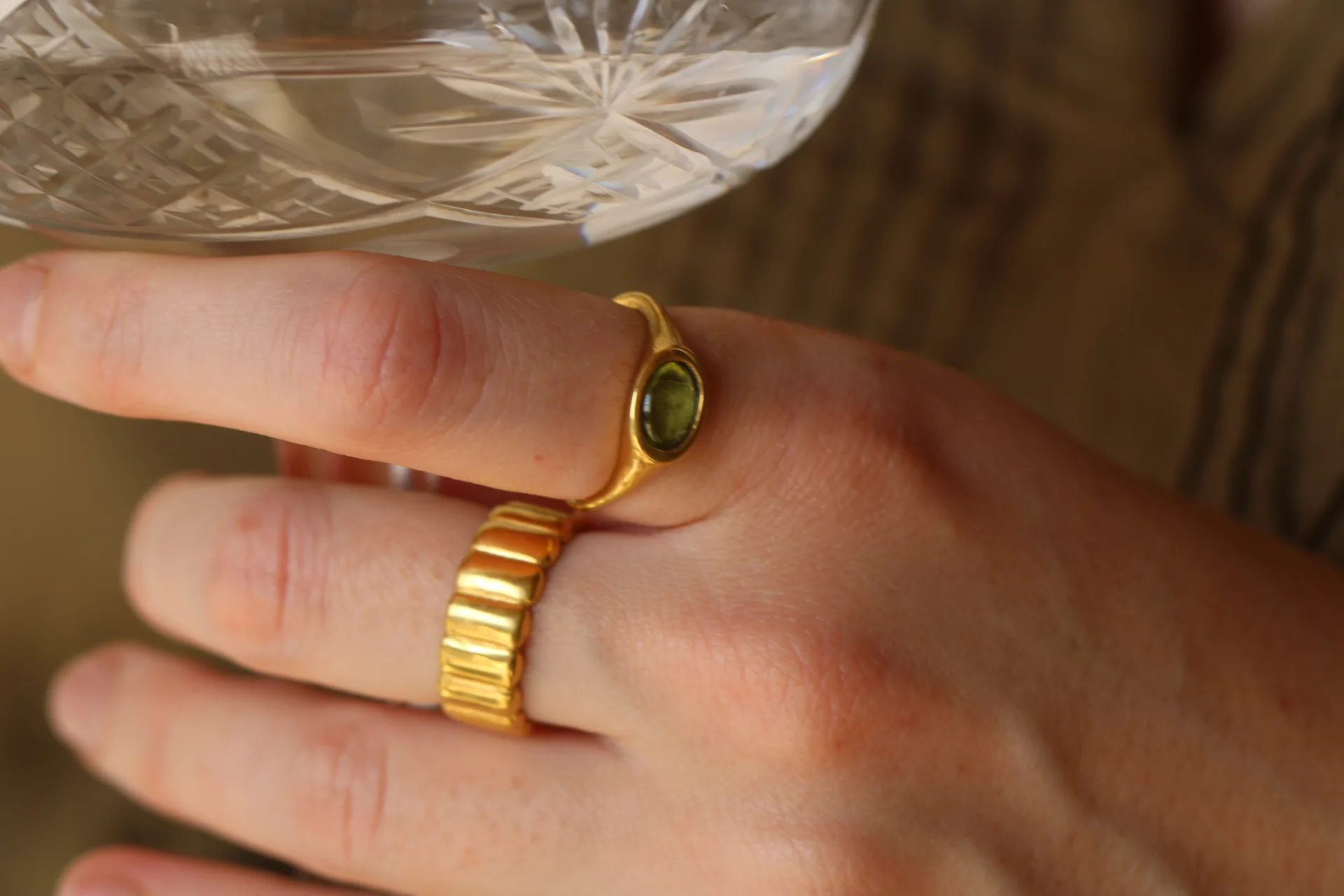 anillo-signet-oro-amarillo-9k-peridoto-oval (4) Anillo signet de oro amarillo 9k con peridoto cabujón oval de 6x4mm engaste integrado
