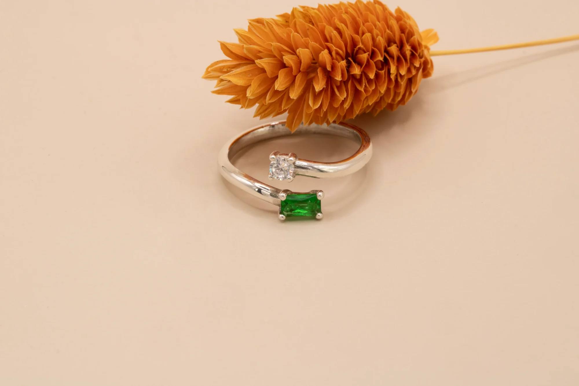 Anillo toi et moi de oro blanco 18k con esmeralda talla baguette y diamante redondo de 3mm en diseño abierto