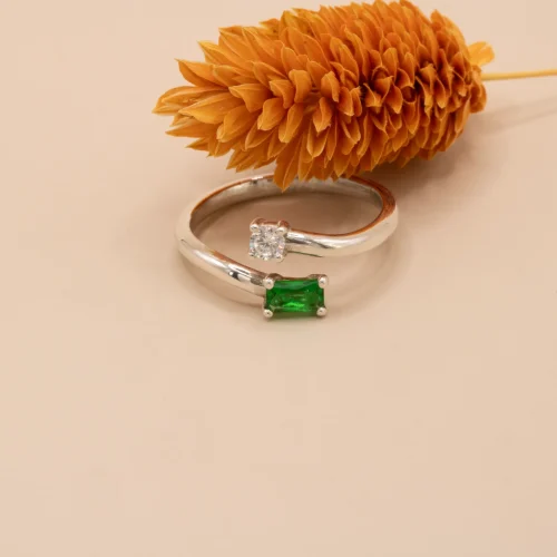 Anillo toi et moi de oro blanco 18k con esmeralda talla baguette y diamante redondo de 3mm en diseño abierto