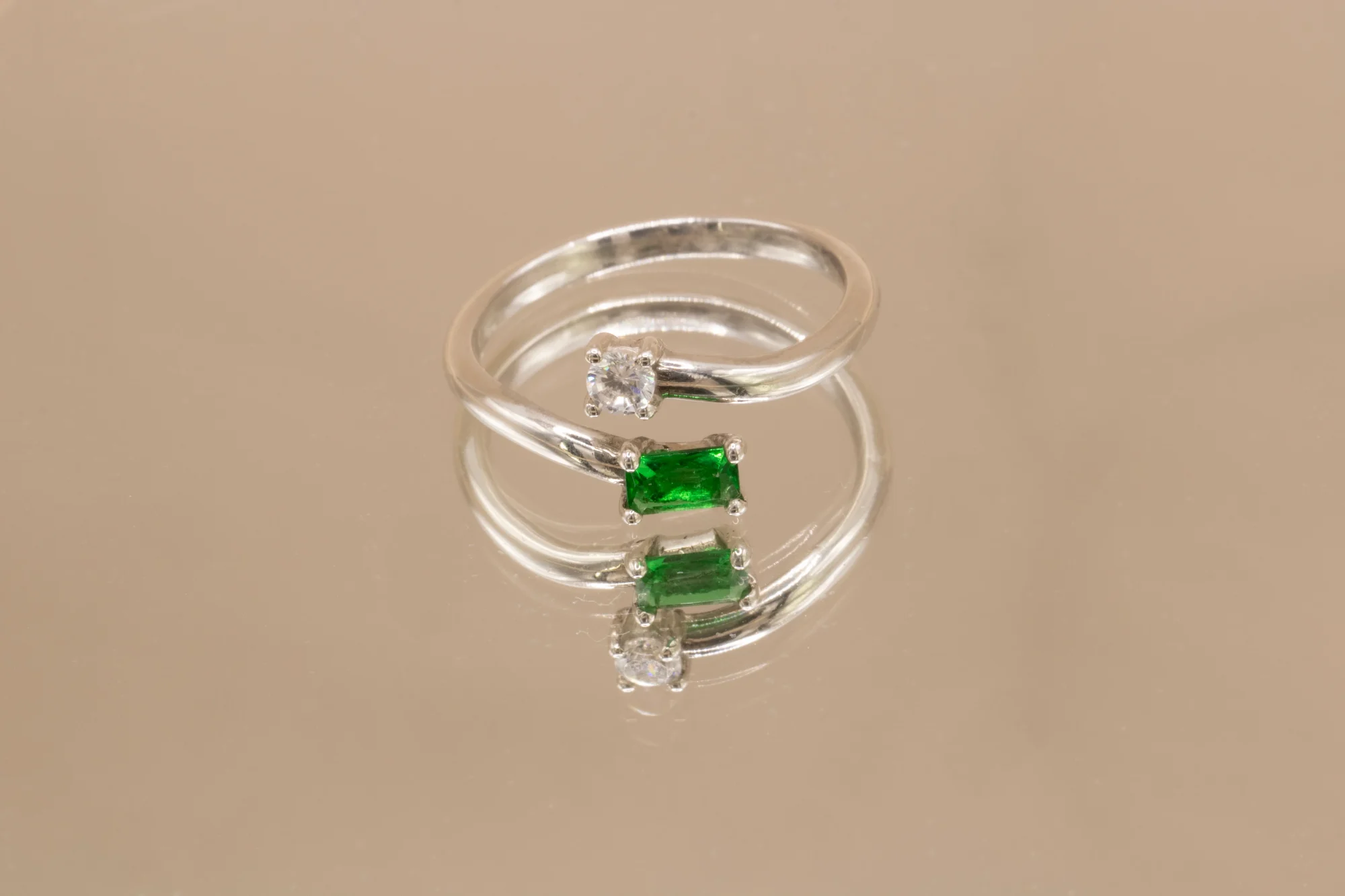 Anillo toi et moi de oro blanco 18k con esmeralda talla baguette y diamante redondo de 3mm en diseño abierto