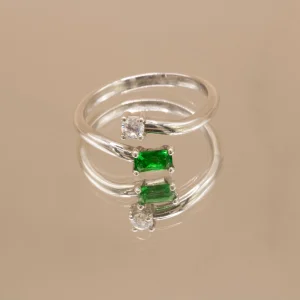 Anillo toi et moi de oro blanco 18k con esmeralda talla baguette y diamante redondo de 3mm en diseño abierto