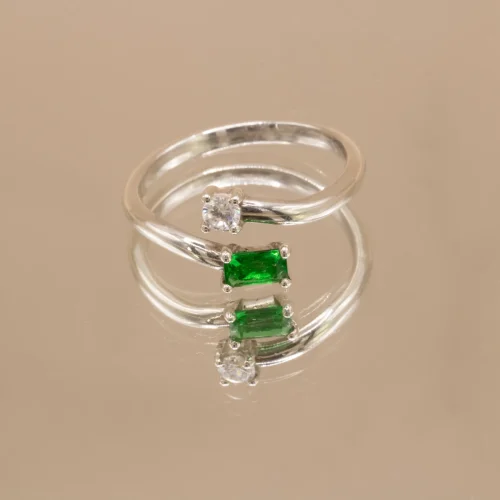 Anillo toi et moi de oro blanco 18k con esmeralda talla baguette y diamante redondo de 3mm en diseño abierto
