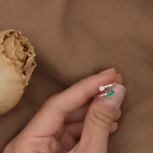 Anillo toi et moi de oro blanco 18k con esmeralda talla baguette y diamante redondo de 3mm en diseño abierto