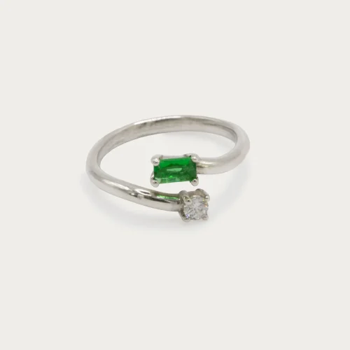 Anillo toi et moi de oro blanco 18k con esmeralda talla baguette y diamante redondo de 3mm en diseño abierto