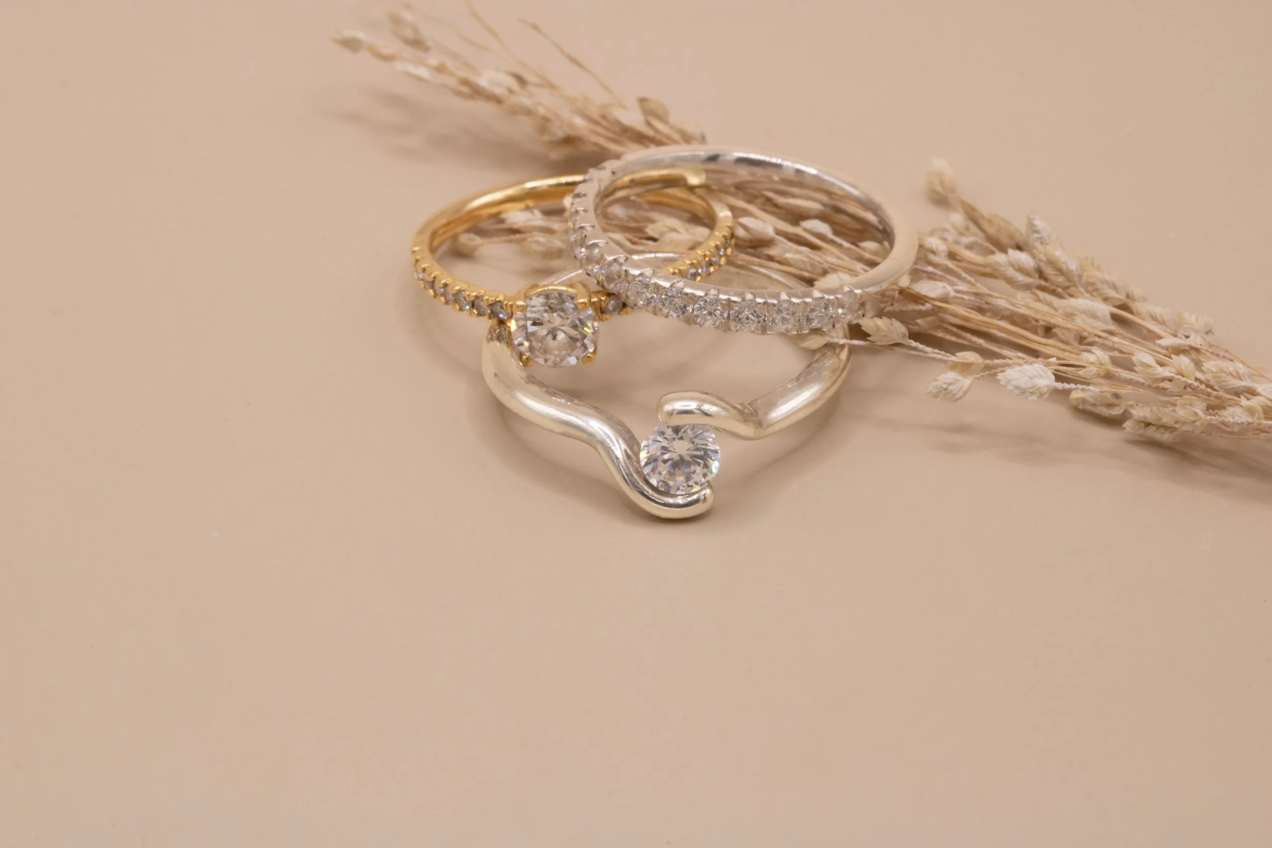 Tres anillos de diamantes en oro amarillo y oro blanco: solitario bypass, media alianza oro amarillo y media alianza oro blanco