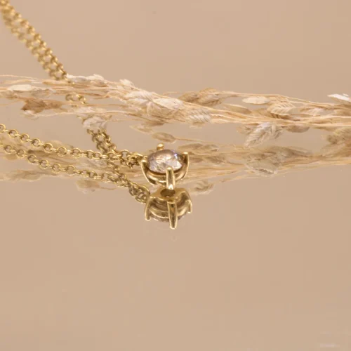 Colgante de oro amarillo 18k con diamante marrón fancy color de 4.5mm en cuatro garras y cadena de eslabones