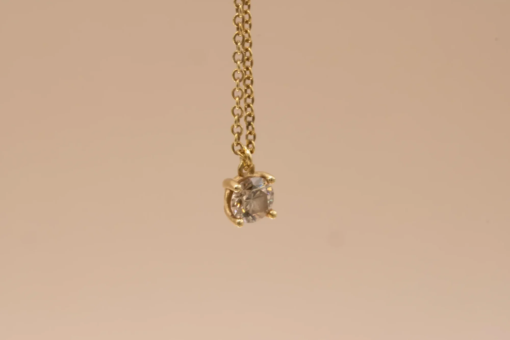 colgante-oro-18k-diamante-marron-fancy-color-45mm (4) Colgante de oro amarillo 18k con diamante marrón fancy color de 4.5mm en cuatro garras y cadena de eslabones