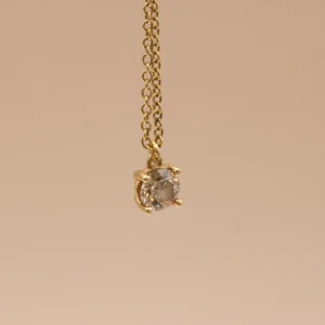 Colgante de oro amarillo 18k con diamante marrón fancy color de 4.5mm en cuatro garras y cadena de eslabones