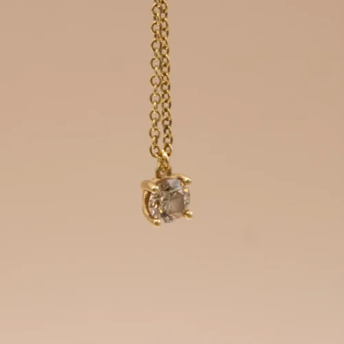 Colgante de oro amarillo 18k con diamante marrón fancy color de 4.5mm en cuatro garras y cadena de eslabones