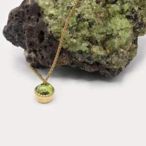 Colgante de oro 9k con peridoto oval talla cabujón de 6x4mm engaste liso
