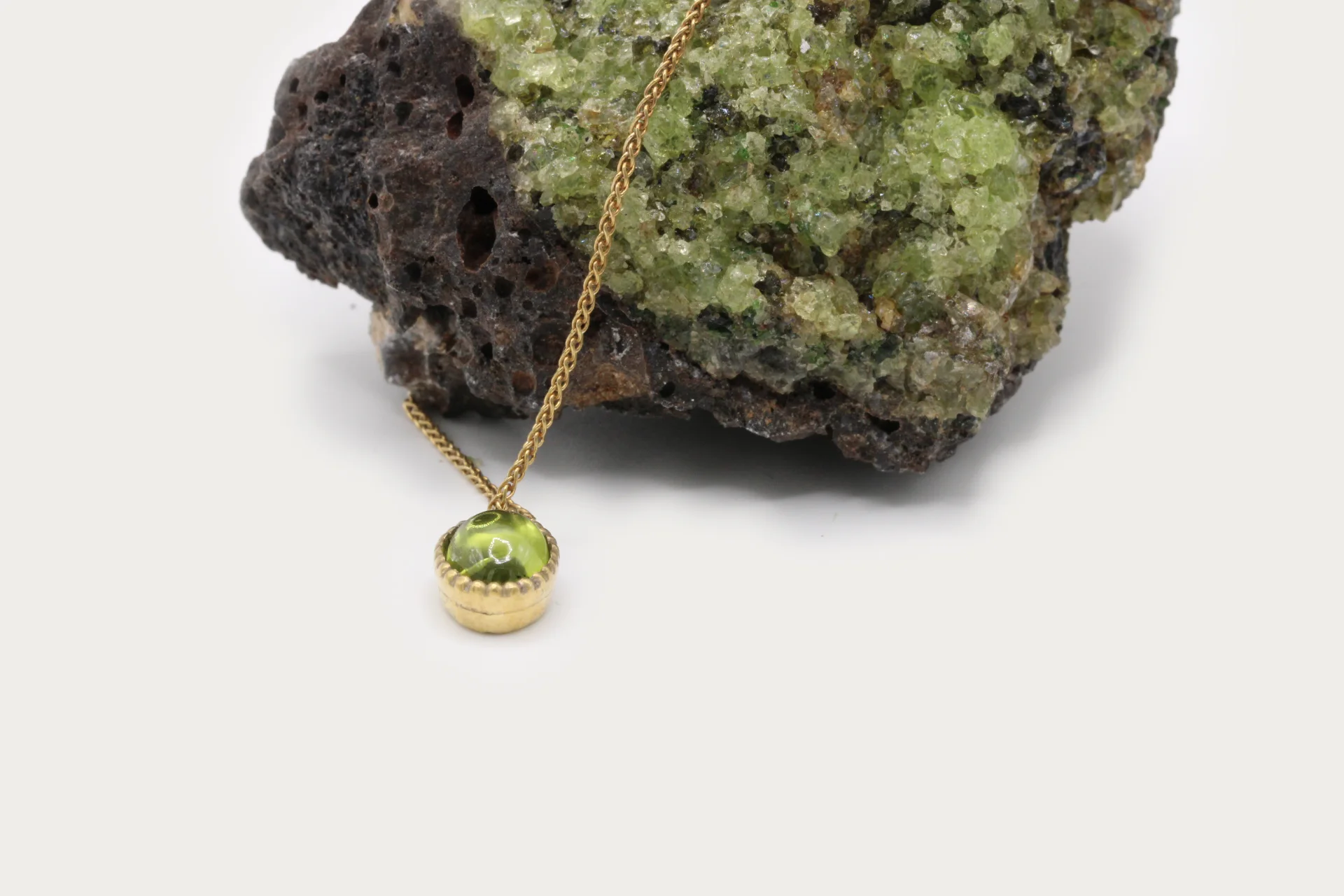 colgante-oro-9k-peridoto-cabujon-oval Colgante de oro 9k con peridoto oval talla cabujón de 6x4mm engaste liso