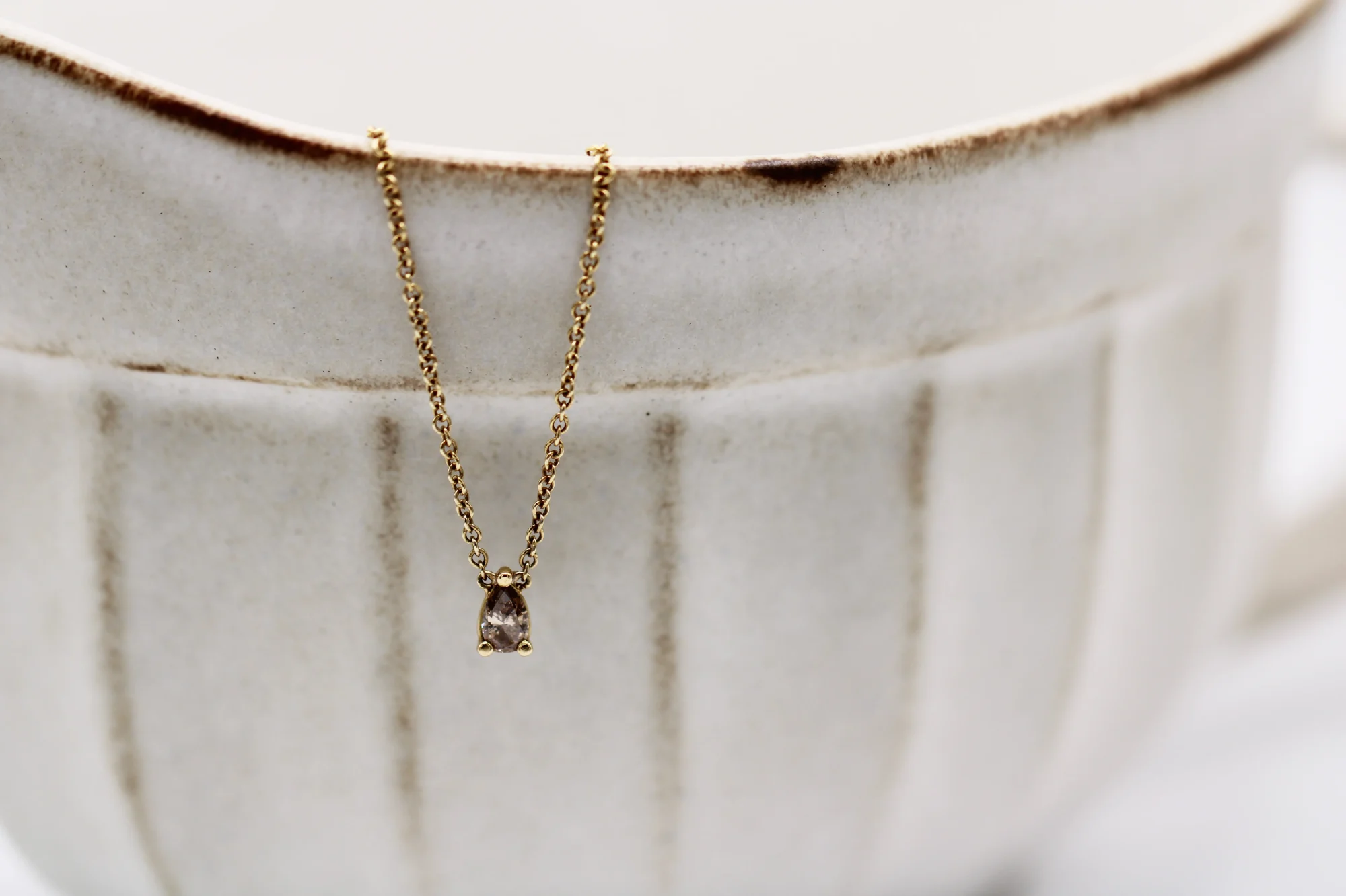 Colgante de oro amarillo 18k con diamante marrón cognac 0.30ct talla perilla, engaste de tres garras