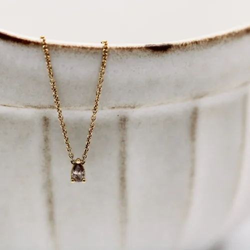 Colgante de oro amarillo 18k con diamante marrón cognac 0.30ct talla perilla, engaste de tres garras