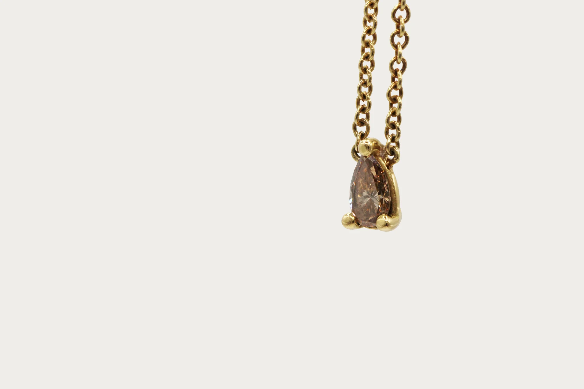 Colgante de oro amarillo 18k con diamante marrón cognac 0.30ct talla perilla, engaste de tres garras