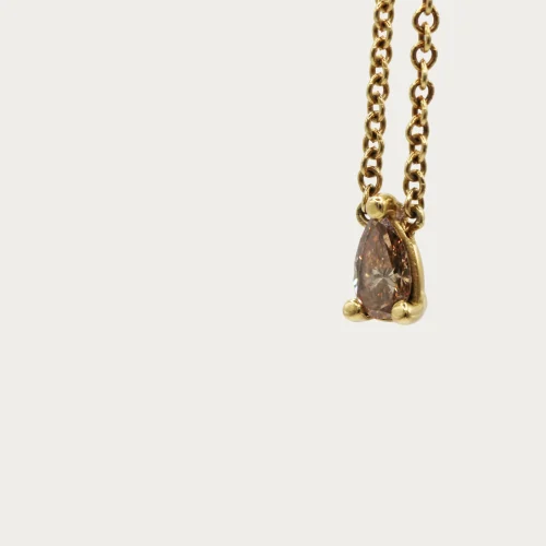Colgante de oro amarillo 18k con diamante marrón cognac 0.30ct talla perilla, engaste de tres garras