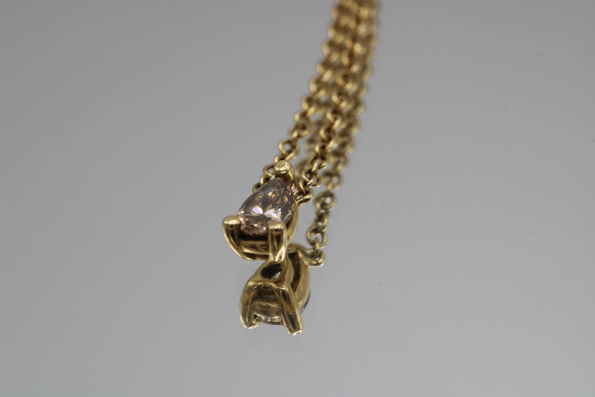 Colgante de oro amarillo 18k con diamante marrón cognac 0.30ct talla perilla, engaste de tres garras