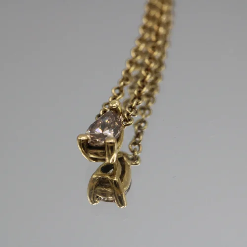 Colgante de oro amarillo 18k con diamante marrón cognac 0.30ct talla perilla, engaste de tres garras