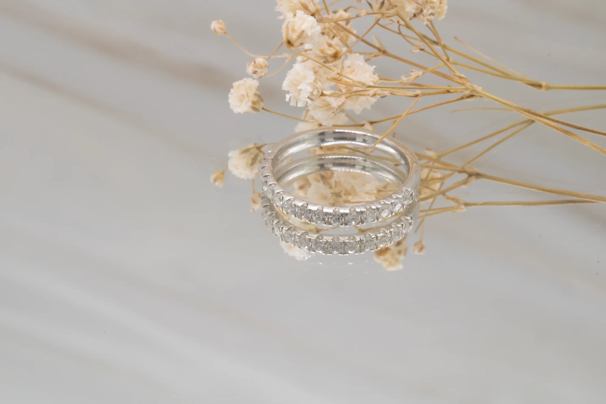 media-alianza-oro-blanco-18k-diamantes-hvs (2) Media alianza de oro blanco 18k con 15 diamantes talla brillante H/VS de 0.30ct totales entre flores secas