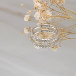 Media alianza de oro blanco 18k con 15 diamantes talla brillante H/VS de 0.30ct totales entre flores secas