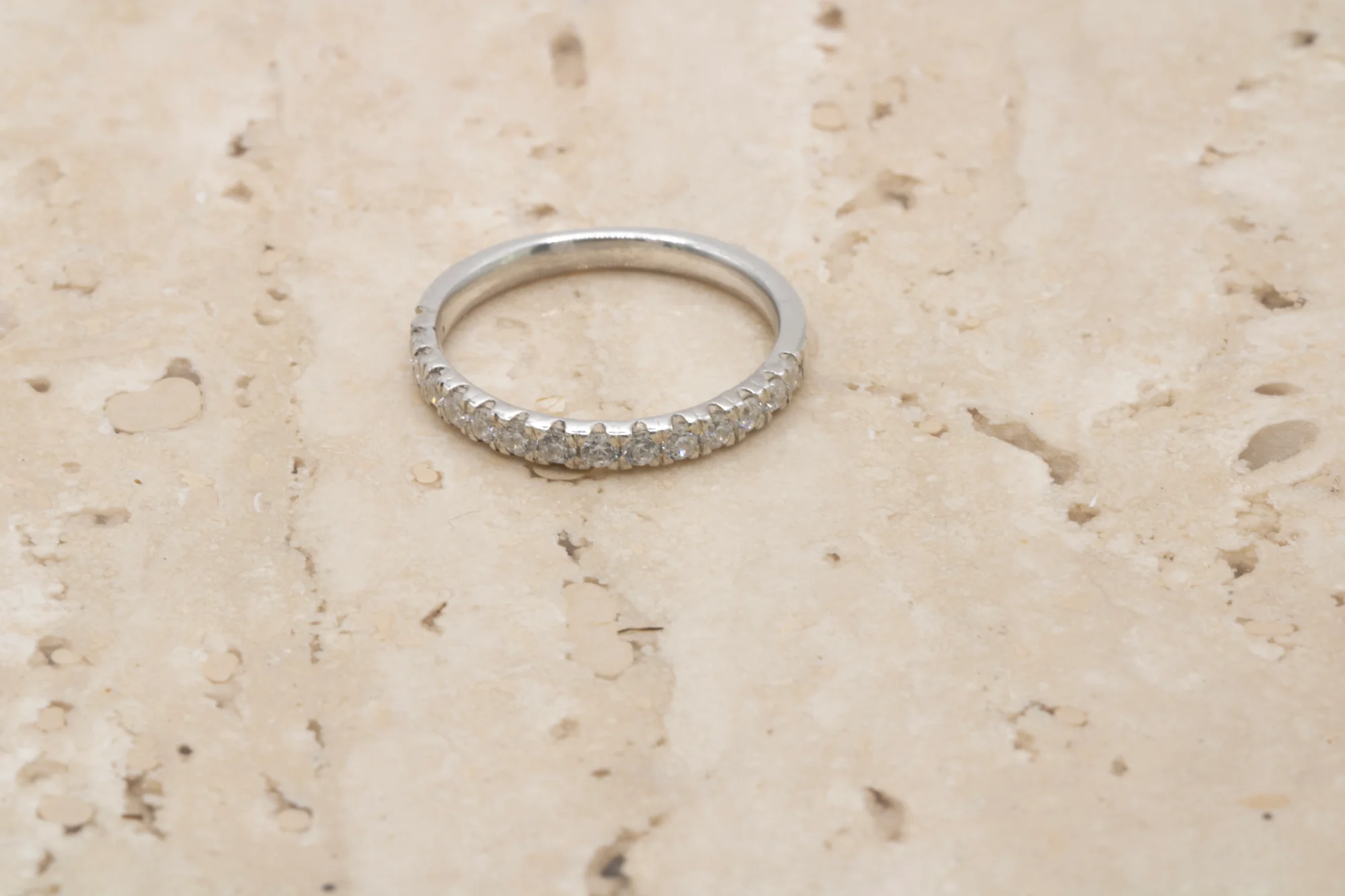 media-alianza-oro-blanco-18k-diamantes-hvs Media alianza de oro blanco 18k con 15 diamantes talla brillante H/VS de 0.30ct totales entre flores secas